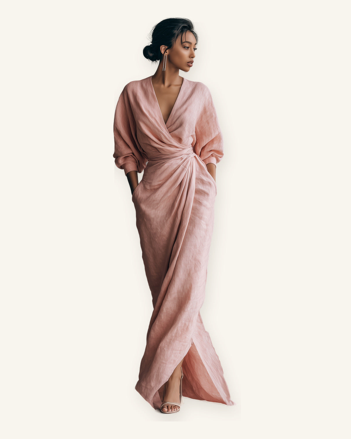 Agde | Vestido Maxi Rosa con Escote en V sobre fondo marfil