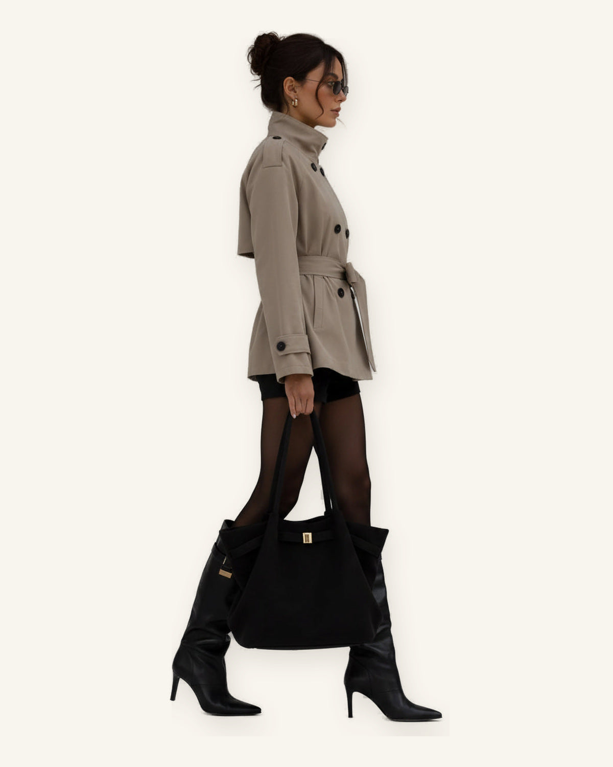 Bérgamo | Elegante conjunto con chaqueta entallada sobre fondo marfil