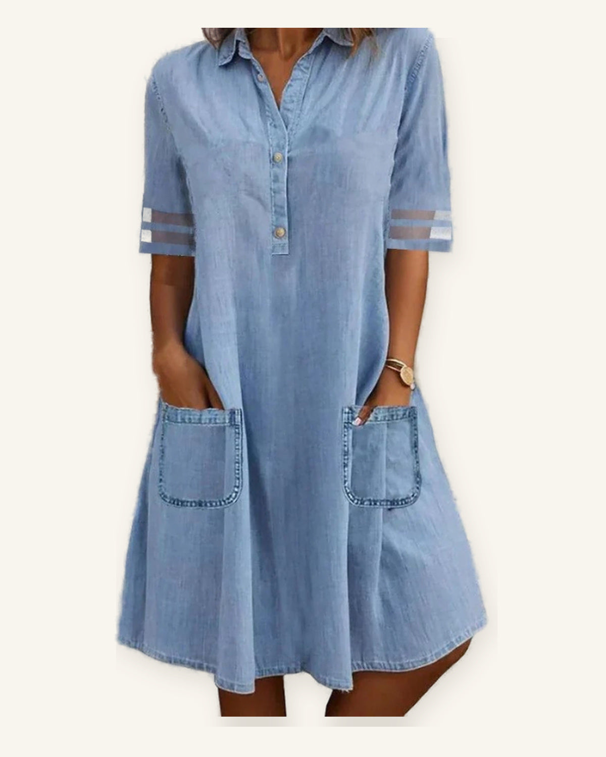 Béziers | Vestido Mini de Denim con Bolsillos sobre fondo marfil