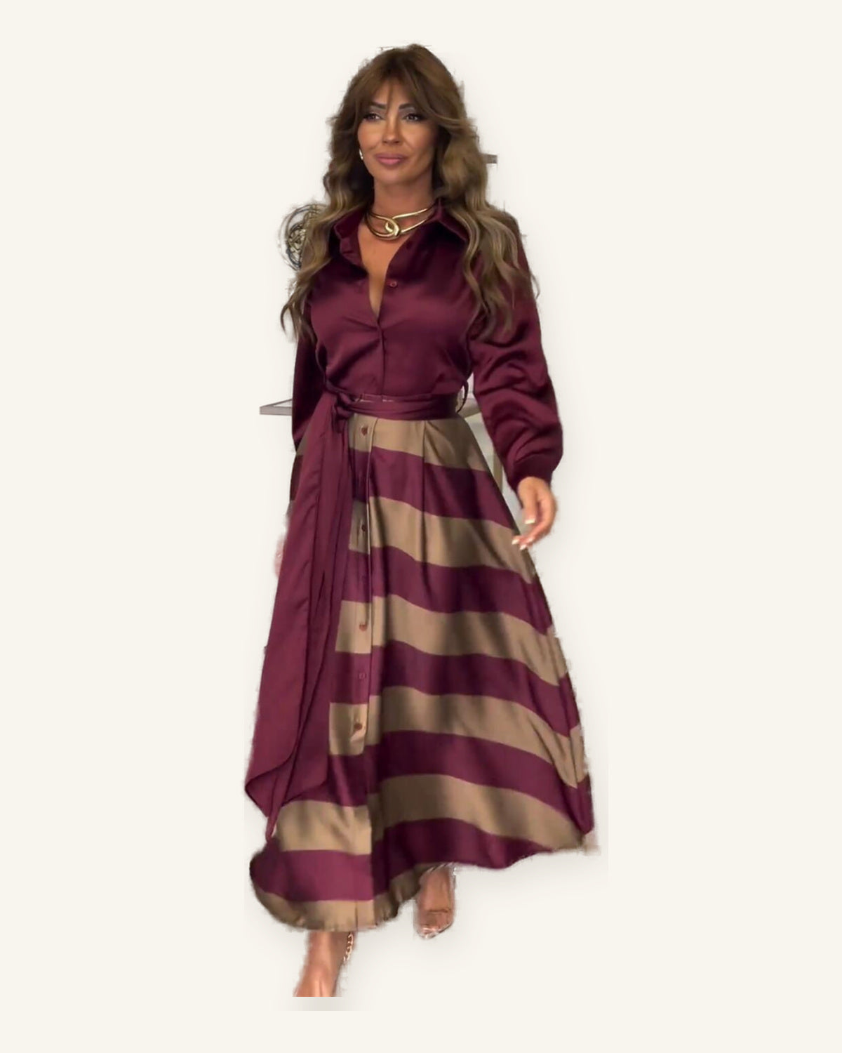 Vestido Maxi a Rayas de Biarritz – Largo y Fluido para un Verano con Estilo sobre fondo marfil