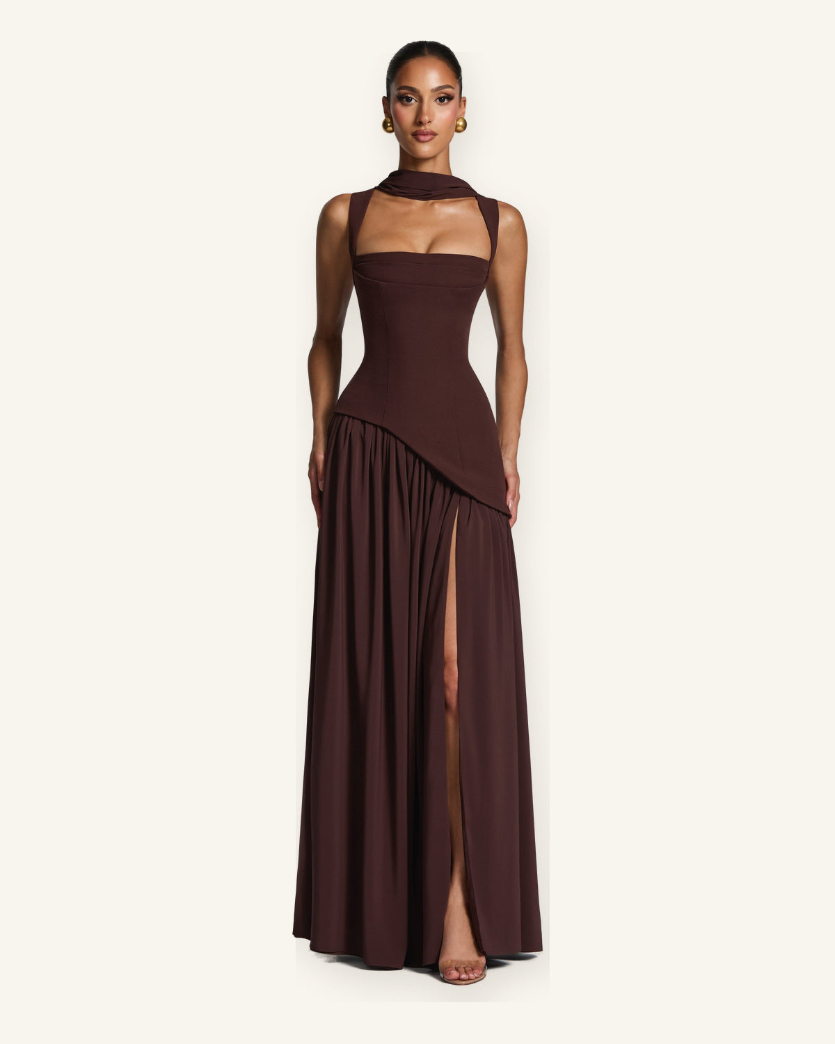 Carlota: Vestido Maxi para Eventos - Elegancia y Estilo sobre fondo marfil