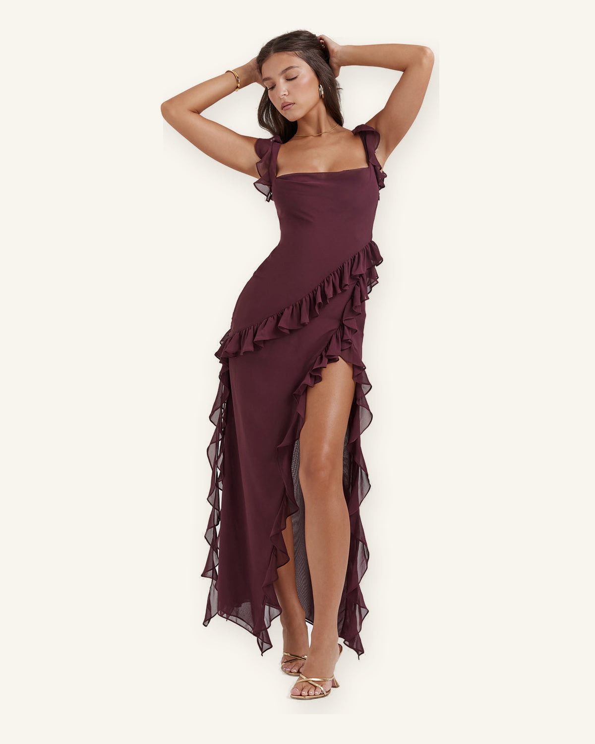 cassis-vestido-volantes sobre fondo marfil