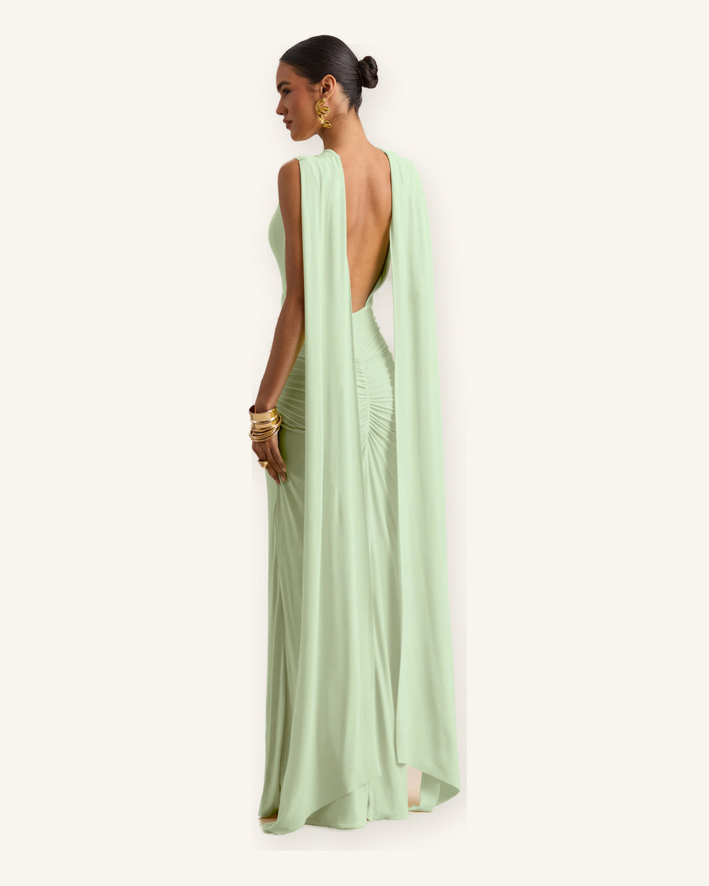 Vestido largo verde menta en tela Chantilly sobre fondo marfil