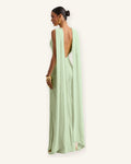 Vestido largo verde menta en tela Chantilly sobre fondo marfil