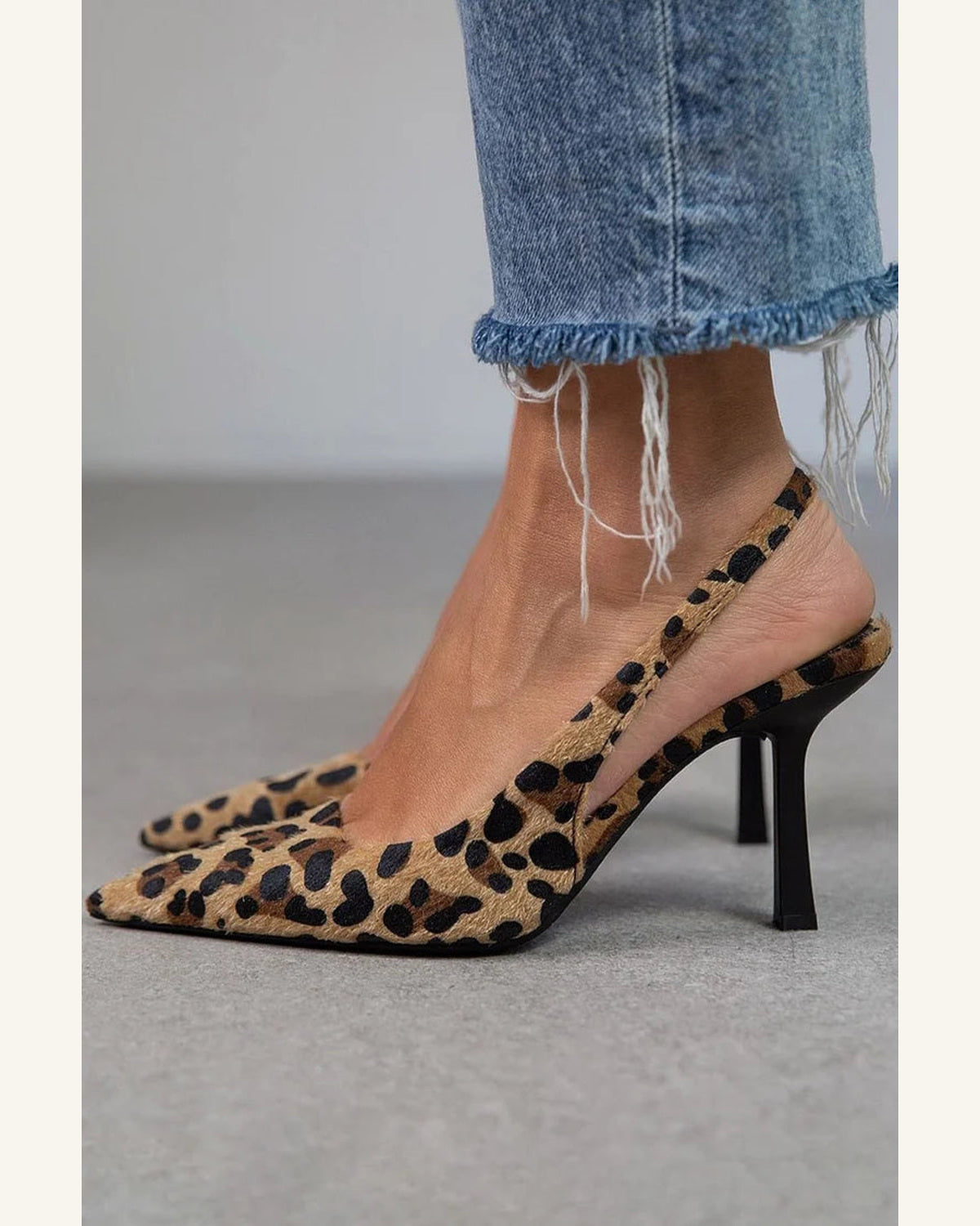 Dulce tacones D’Orsay de leopardo, fotografía completa en formato marfil