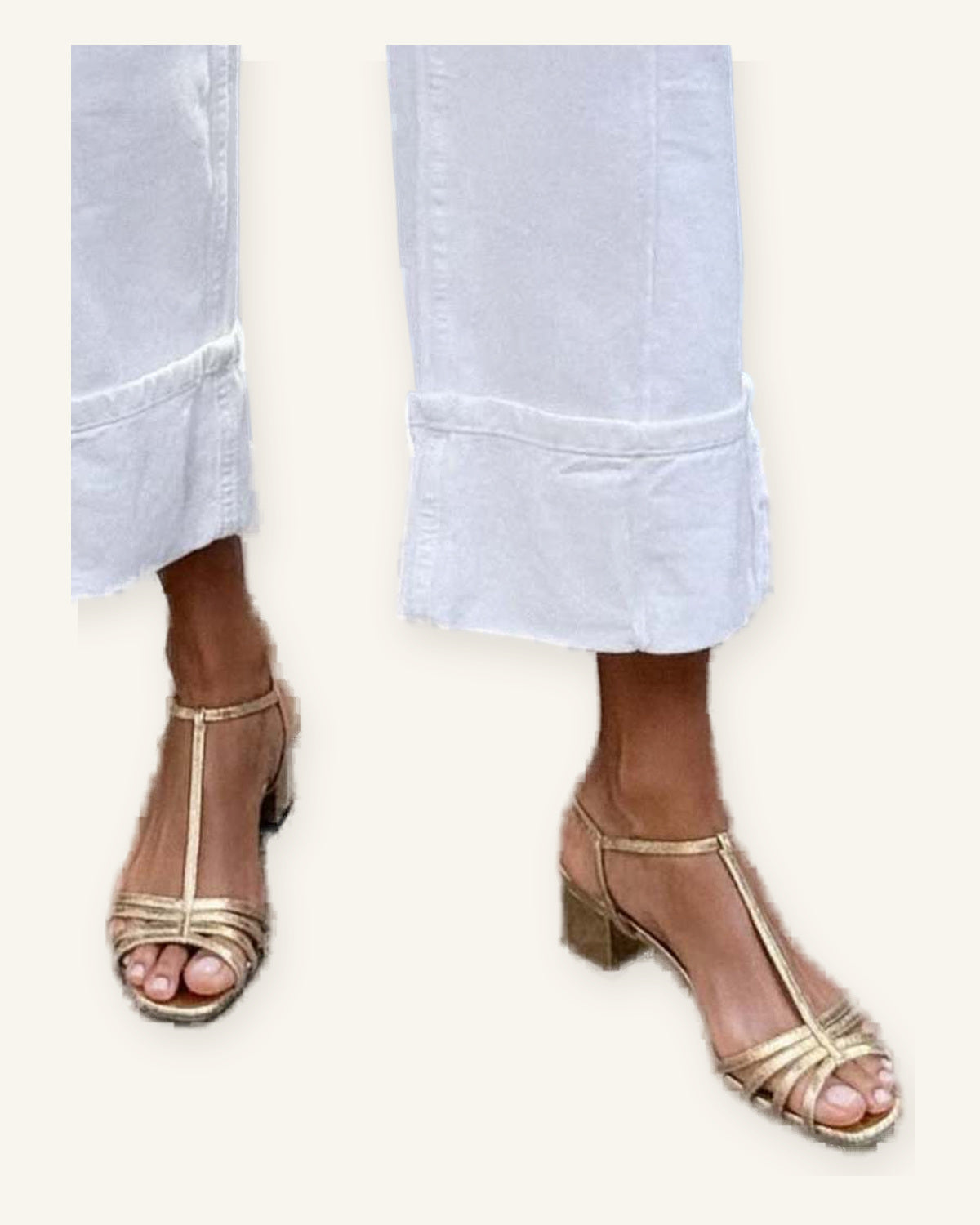 Lecce | Sandalias Doradas con Tacón Bajo - Glamour Sutil y Confort para Todo el Día sobre fondo marfil