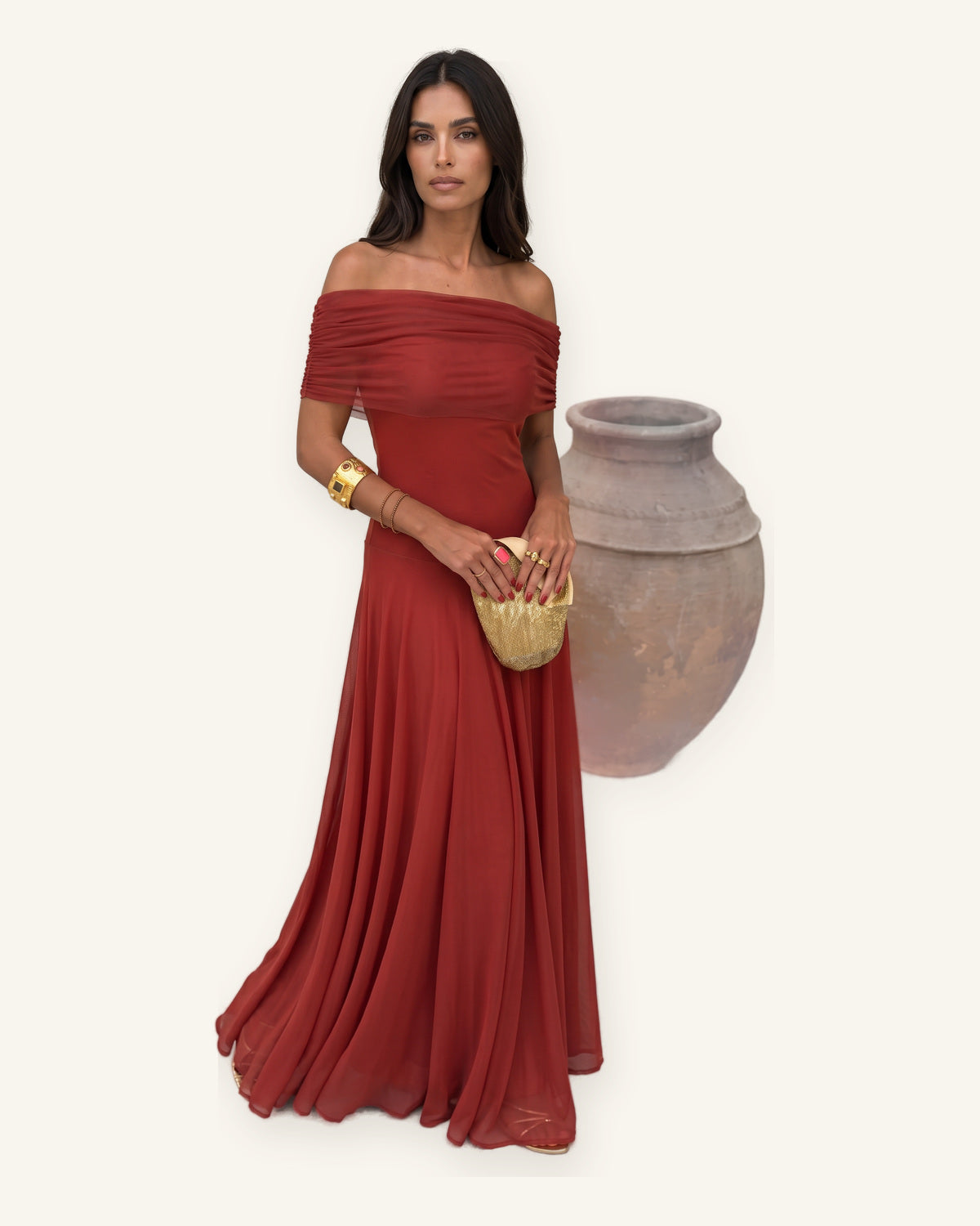 Matera | Vestido Bardot Largo Rojo - Elegancia Sofisticada para Cenas y Eventos sobre fondo marfil