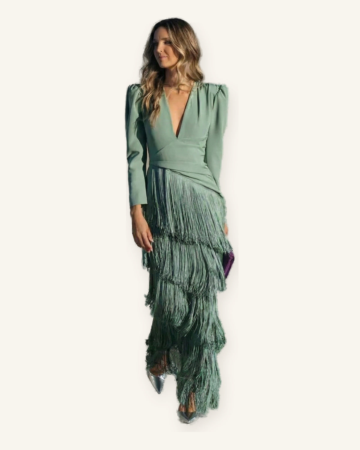 París - Vestido midi elegante con mangas de flecos, estilo chic y refinado sobre fondo marfil