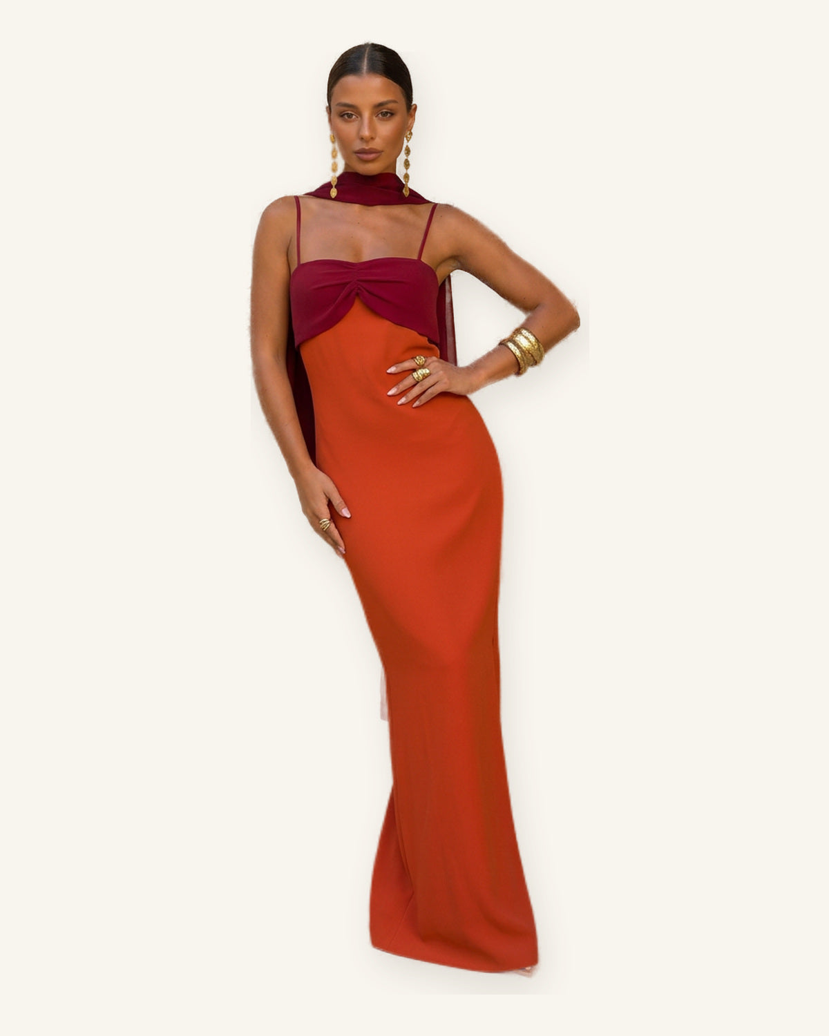 Procida Vestido Largo Naranja con Escote - Elegancia y Estilo sobre fondo marfil