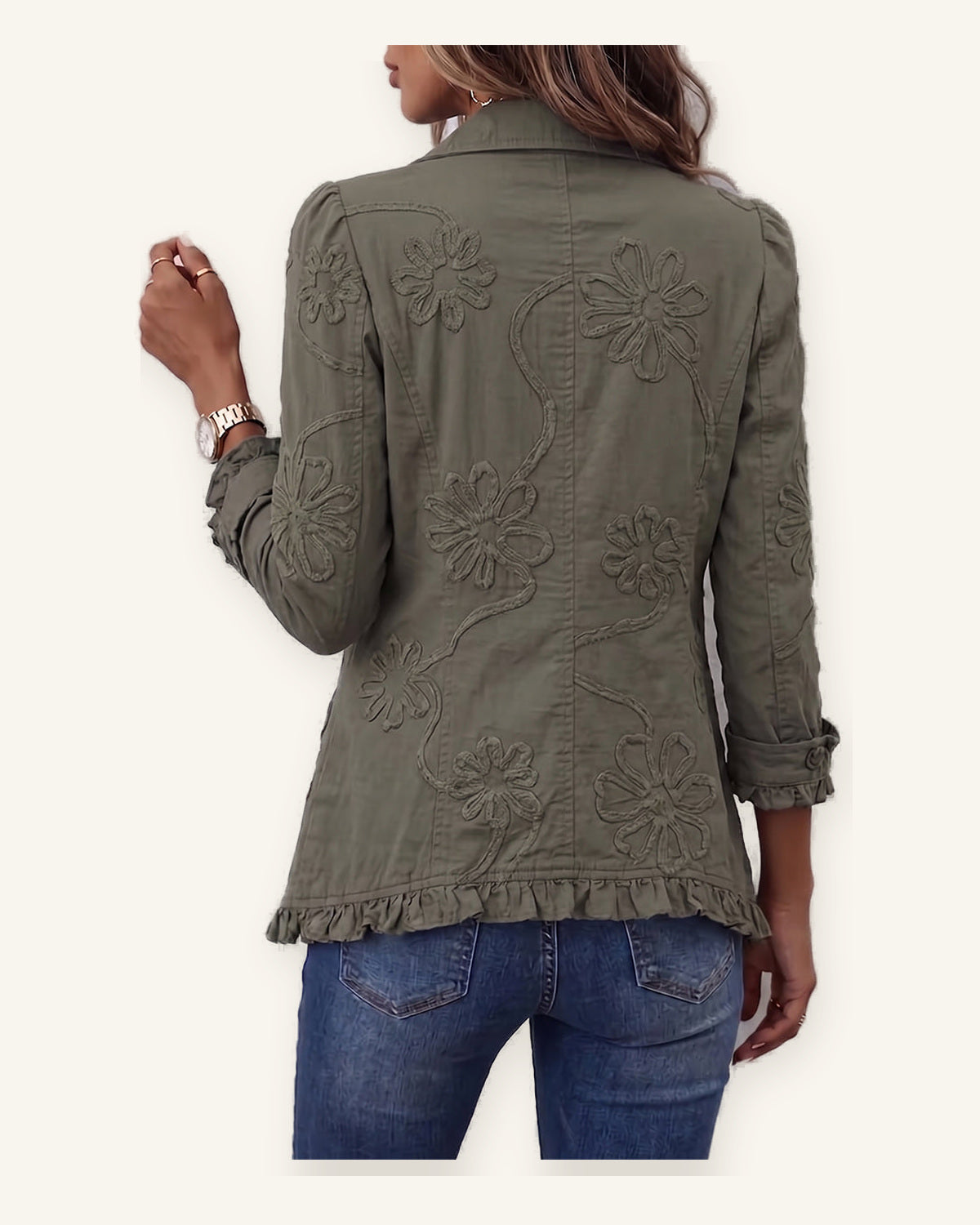 Siena | Chaqueta boho bordada con estilo artesanal sobre fondo marfil
