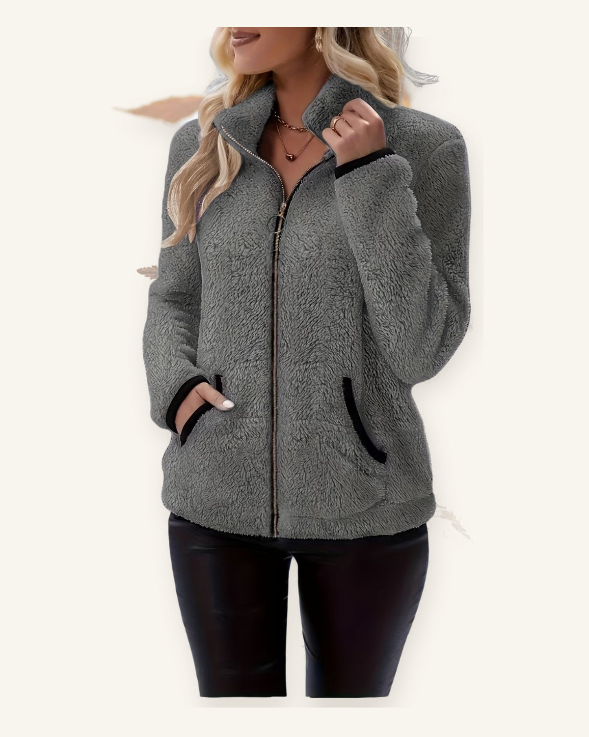 Yara | Chaqueta Polar Cálida sobre fondo marfil
